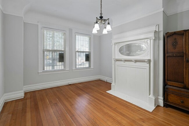 Building Photo - 263-267 S Van Ness Ave
