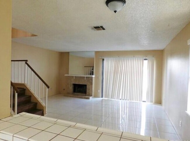Foto del edificio - 8739 Pinecrest Place