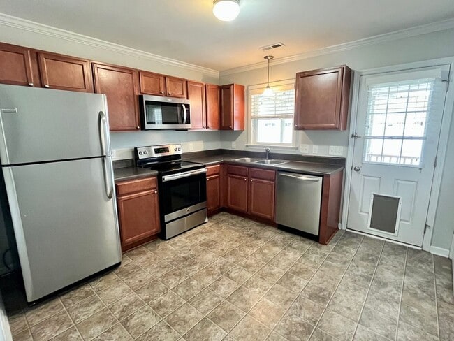 Building Photo - 3BR 3BTH Townhome with Screened patio and ...