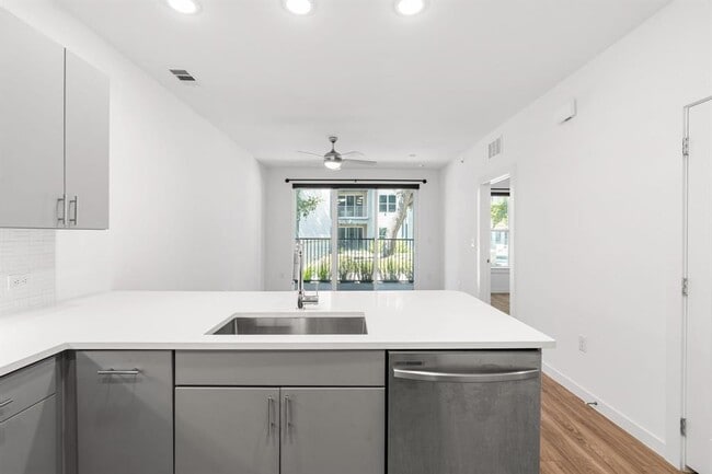 Foto del edificio - 4801 Springdale Rd