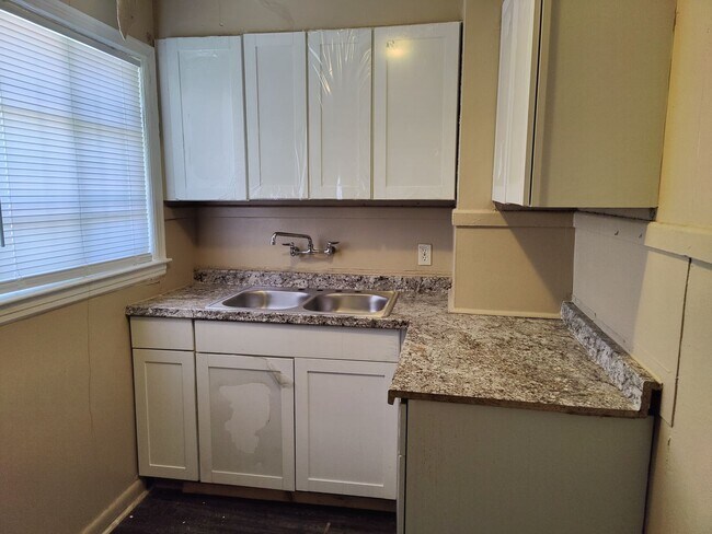 Building Photo - Spacious 2 bedroom!