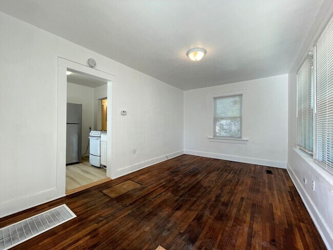 Foto del edificio - 121 W 7th Ave