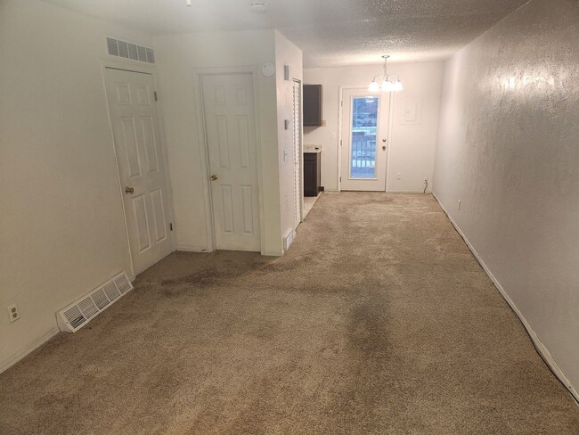 Building Photo - 2 Bedroom Townhome W/ Fantastic Views!