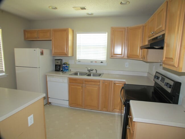 Foto del edificio - End Unit 3 bedroom, 2 bath Townhome in the...