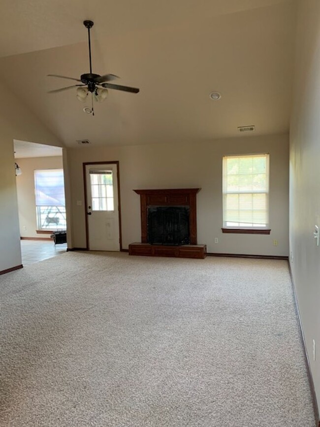 Building Photo - COMING SOON: BEAUTIFUL 3 BEDROOM / 2 BATHR...