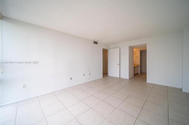 Building Photo - 1450 Brickell Bay Dr