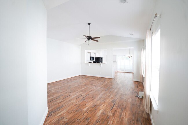 Foto del edificio - Available Soon!