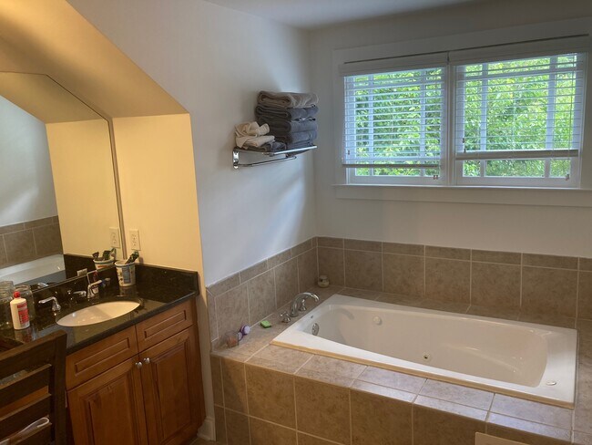 master bath - 2105 Wildrose Dr