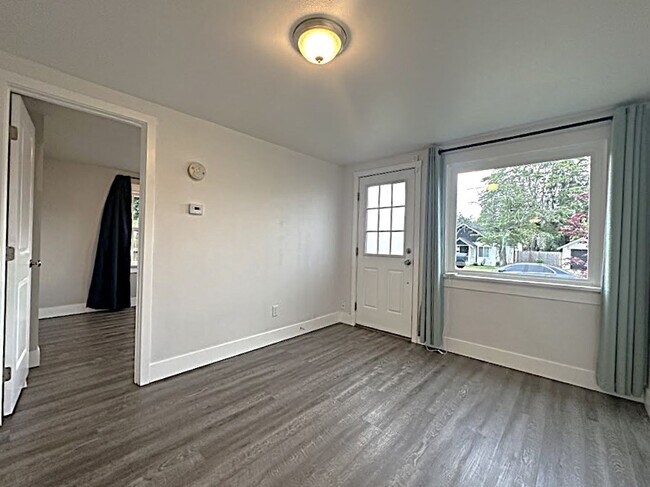 Foto del edificio - Stunning 2 bedroom 1 bathroom home with fu...