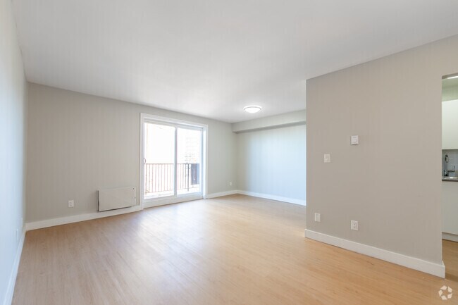 2 chambres, 1 salle de bain - 756 pi² - Salon - Riverside Tower