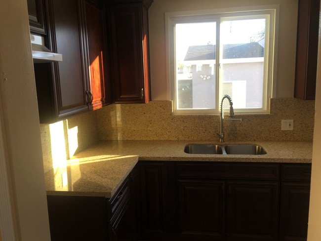 Cocina - 11300 Emelita St