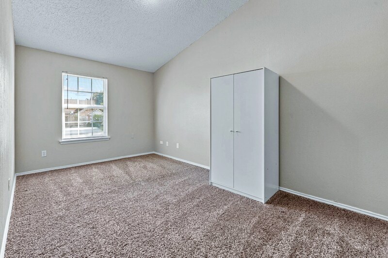 Foto principal - 919 Carmela Dr
