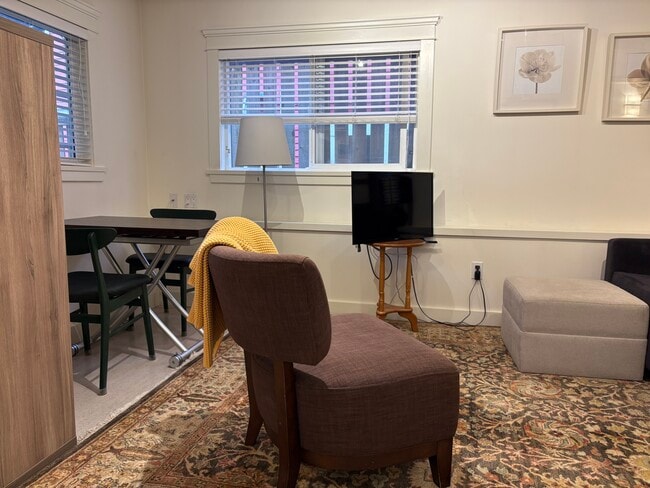 Building Photo - 1940 William St