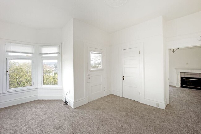 Building Photo - 2316 Buena Vista Ave