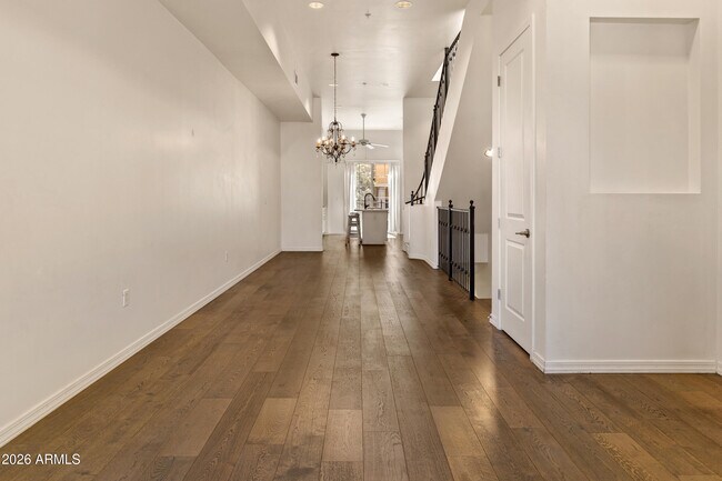 Foto del edificio - 421 W 6th St