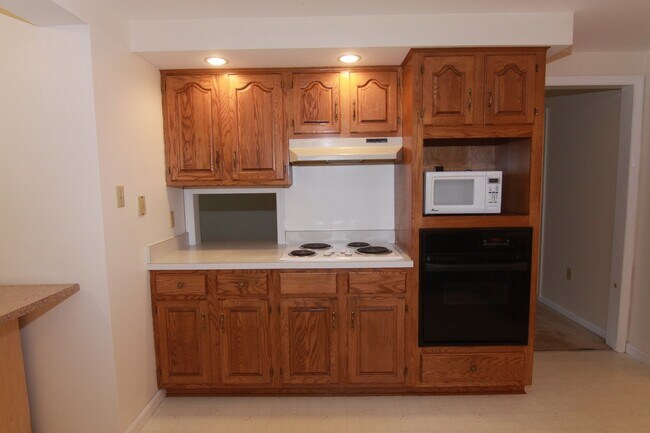 Building Photo - Sweet Rambler on Acreage