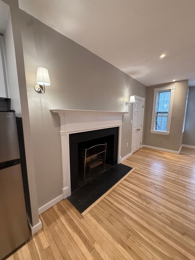 Building Photo - Large Beacon Hill 1bed / 1bath available now $4000/month
