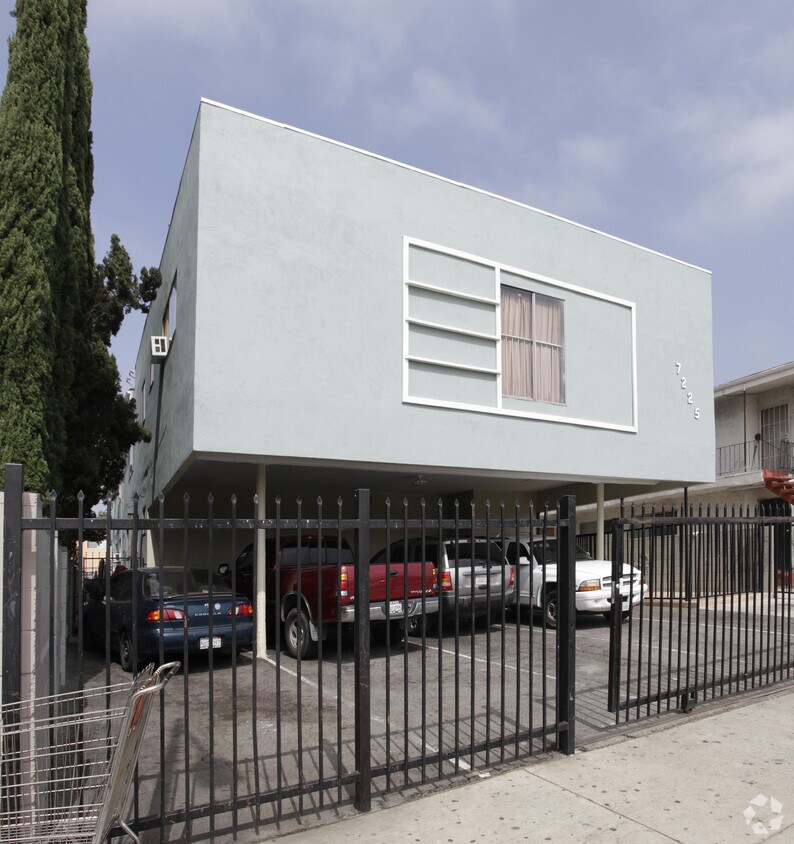 Foto del edificio - 7225 Bakman Ave