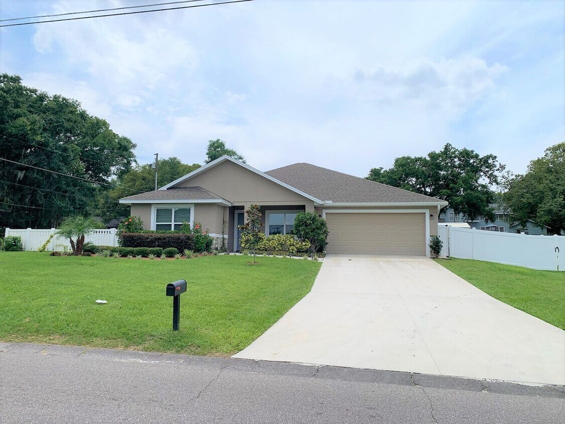 3 BR/ 2 BA Large Home- APOPKA - 3 BR/ 2 BA  Large Home- APOPKA