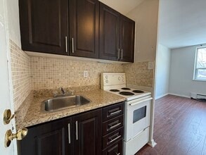 Building Photo - 140 Springhurst Ave