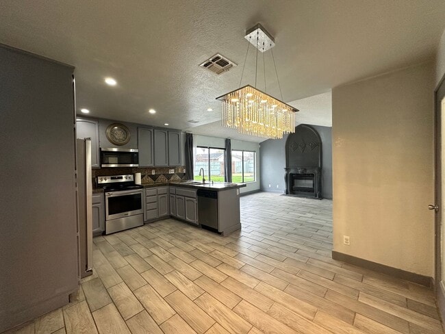 Building Photo - Four Bedroom