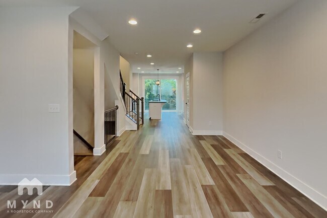 Foto del edificio - 586 W End Dr