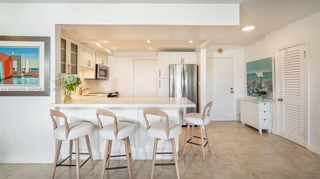 Foto del edificio - 555 Crandon Blvd