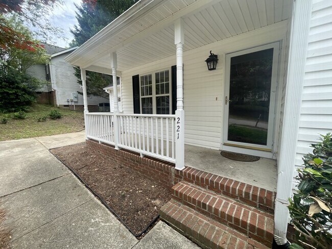 Foto del edificio - 3 bd 2 ba ranch in Wake Forest with a garage