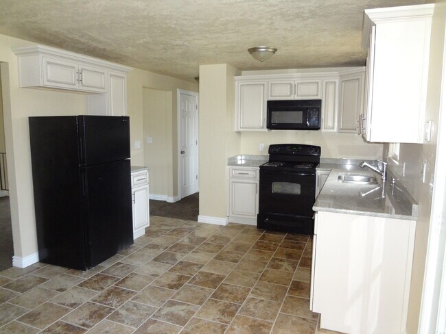 Building Photo - Beautiful Home with Nice Fenced Yard - 1 C...