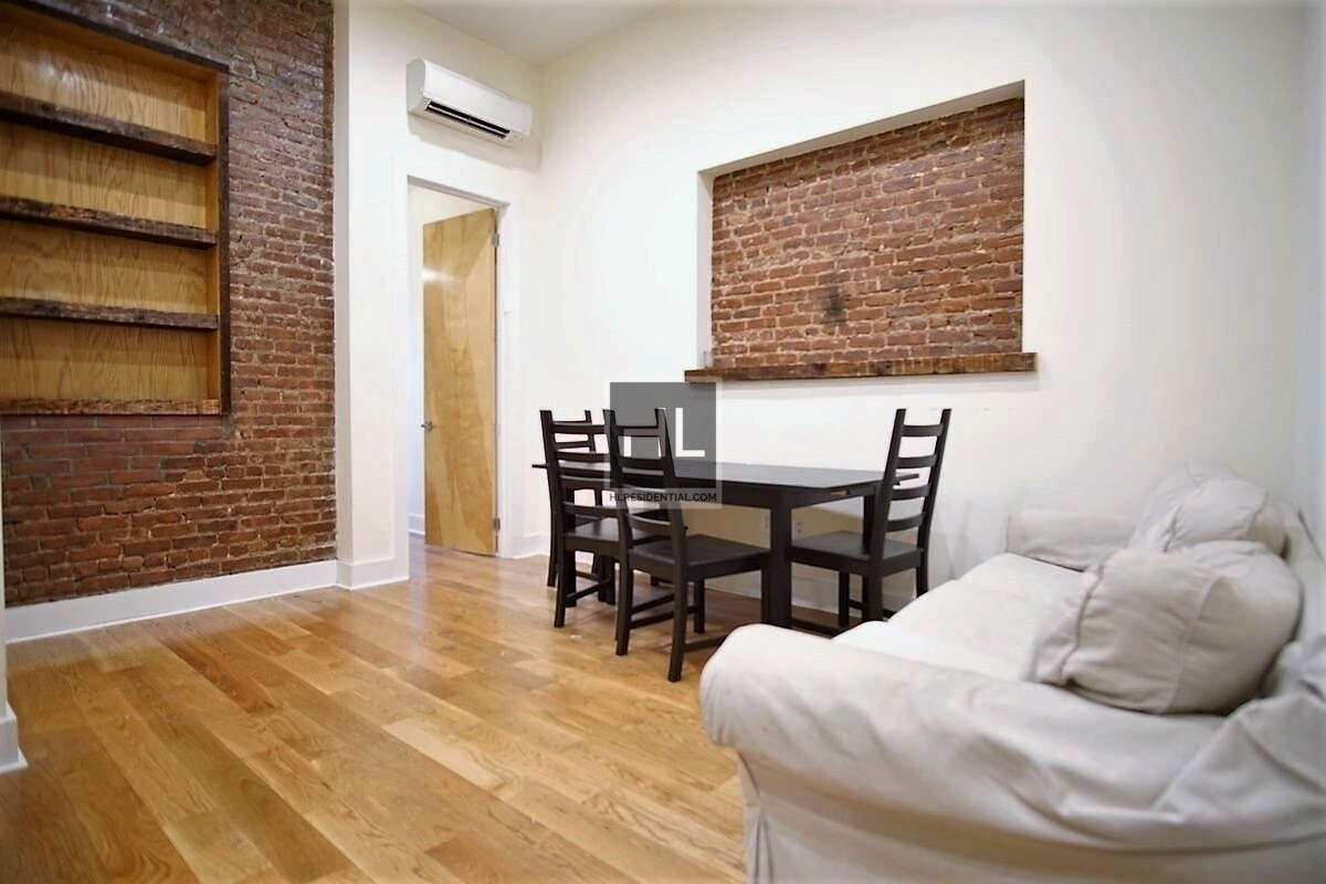 Primary Photo - 156 Utica Ave