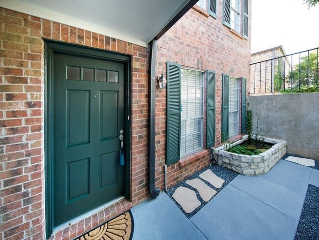 Building Photo - 6534 E Hill Dr