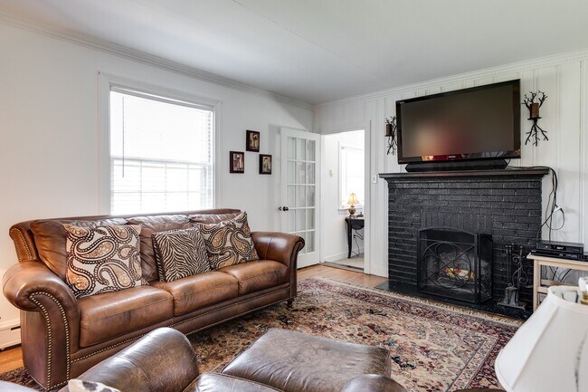 Foto del edificio - Charming 4 Bed / 1.5 Bath Cape AVAILABLE N...