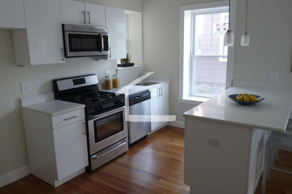 Foto principal - Condo quality 3 bed near Longwood Medical ...