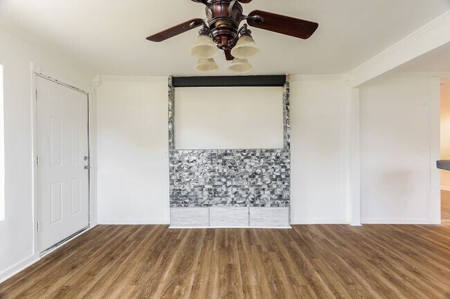 Foto del edificio - 6100 Ellington St