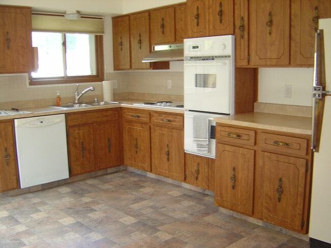 Building Photo - ADORABLE & READY TO RENT- 3 BED, 2 BATH BR...