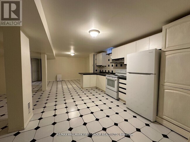 Building Photo - 537 Sundown Crescent
