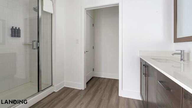 Foto del edificio - 2250 McGregor Blvd