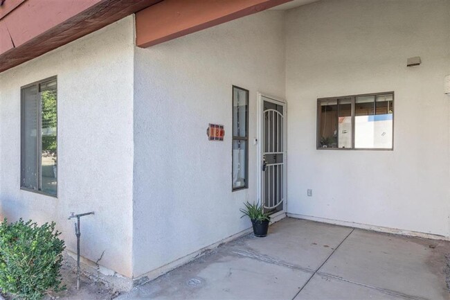 Building Photo - FOUR Bedroom Townhouse AVAILABLE NOW - SHO...