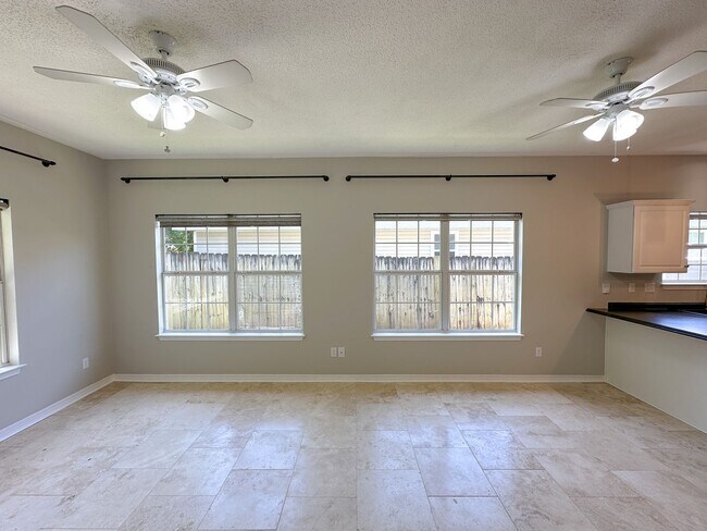 Foto del edificio - 3 bedroom 2 bath patio home with a bonus r...