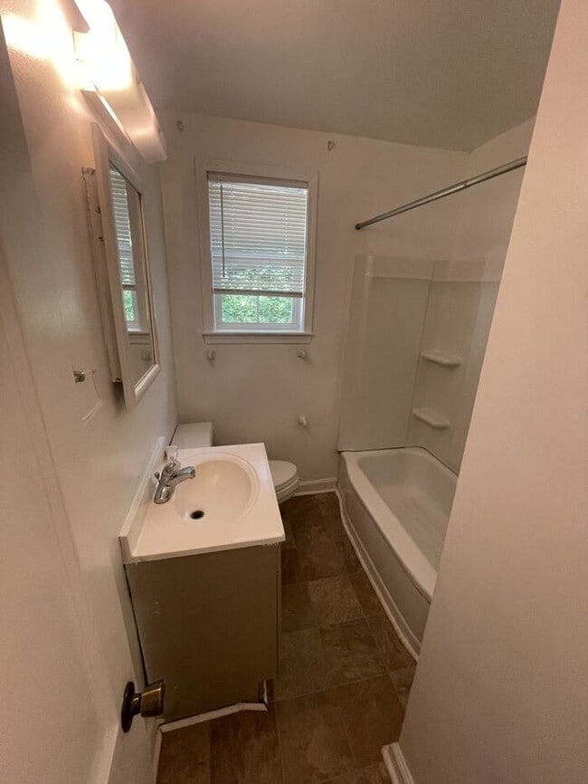 Building Photo - 2bd 1ba Home!