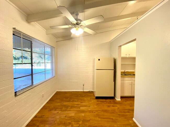 Building Photo - Spacious 1 Bedroom Home with Vaulted Ceili...