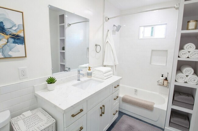 Foto del edificio - Santa Monica House with Huge Yard on Walking Street Blocks to Beach