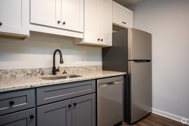2BR,1BA - 730SF - Kitchen - Woodlands at Concord
