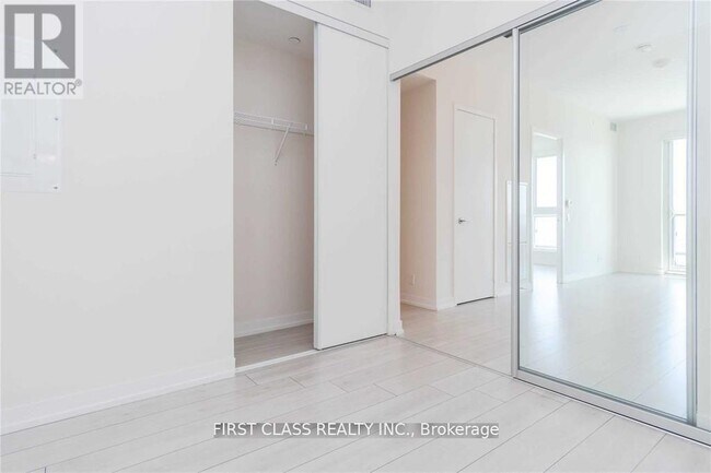 Photo du bâtiment - 950-5950 Portage Pkwy