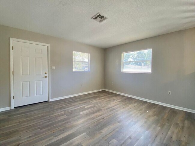 Building Photo - 833 Castle Way