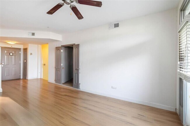 Foto del edificio - 390 17th St NW