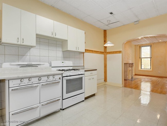Building Photo - 2 br, 1 bath Apartment - 911 S Loomis St