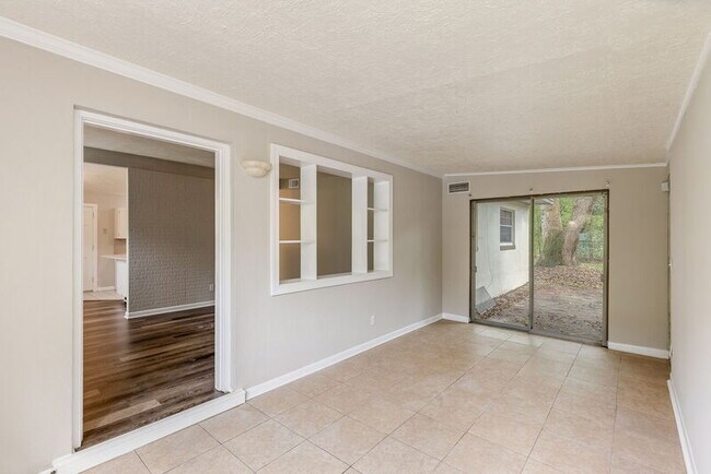 Building Photo - 7010 Arques Rd