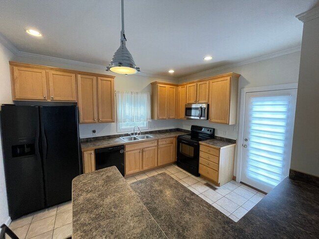 Foto del edificio - Bright and Welcoming 2-Story Retreat, Steps From the Ocean!