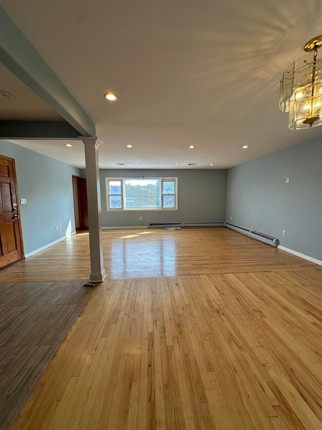 Building Photo - 33 E 51st St